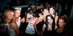 Foto einer lesbischen Tanzparty