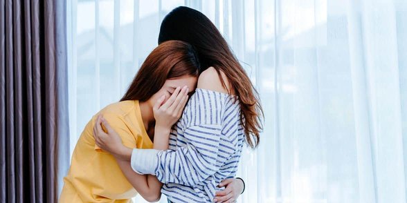 Foto von zwei weinenden Frauen