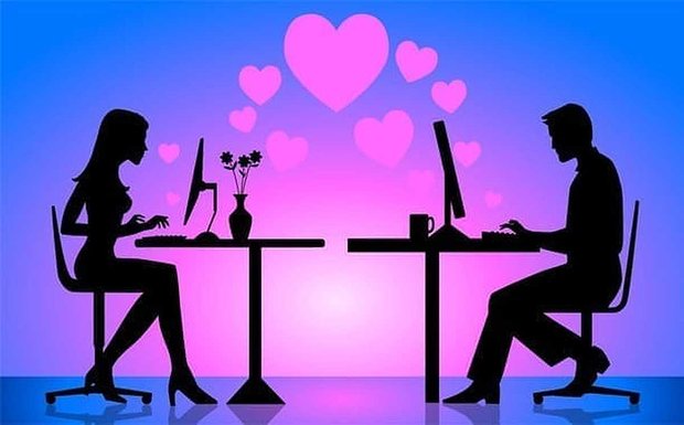 Les femmes envisagent-elles de flirter en trichant en ligne?