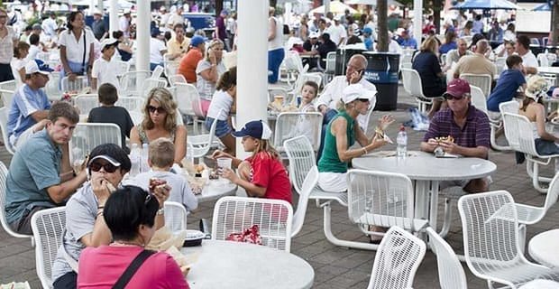 Cómo recoger a solteros mayores en el patio de comidas