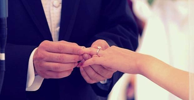 Las parejas definen el compromiso matrimonial de una de dos maneras, según un estudio